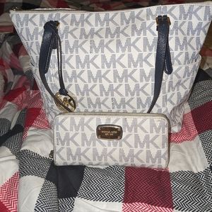 Like new Michael kors tote & wallet